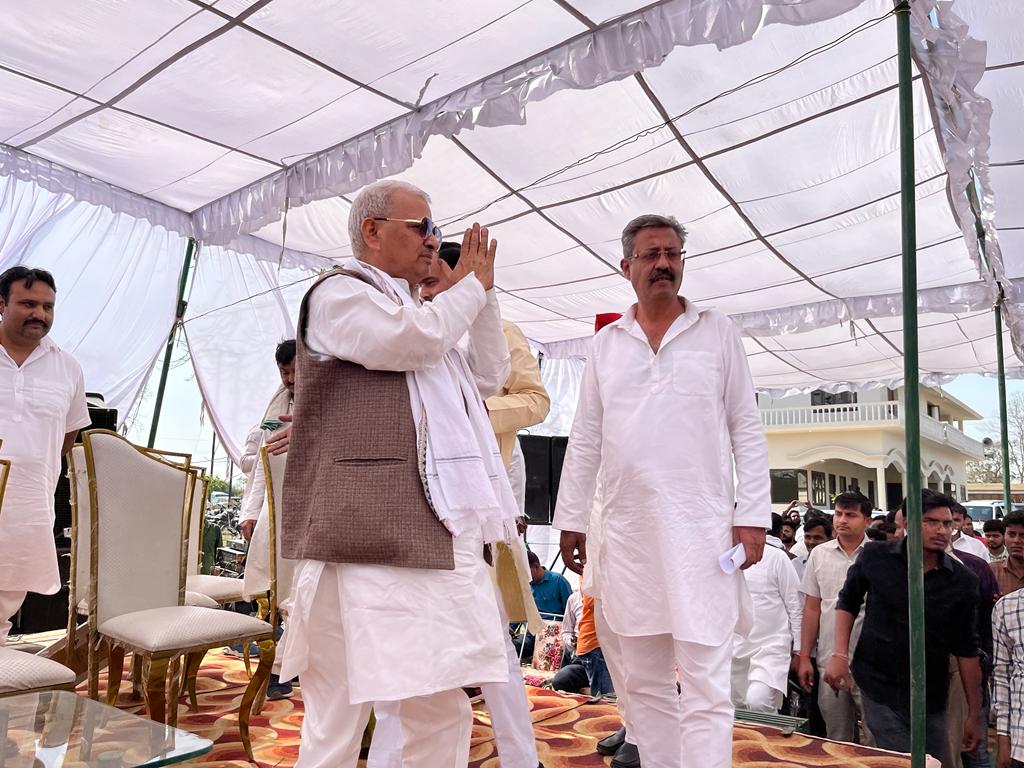 jcbabaspn's tweet photo. आज हमारे प्रतिष्ठान प्रसादपुर ब्लॉक खुटार शाहजहाँपुर मे समाजवादी पार्टी के प्रदेश अध्यक्ष मा.नरेश ऊत्तम पटेल जी ने शाहजहांपुर-पीलीभीत विधान परिषद चुनाव मे प्रत्याशी के समर्थन मे कार्यकर्ता सम्मेलन को सम्बोधित किया।
@samajwadiparty 
@yadavakhilesh
@NareshUttamSP https://t.co/uZCQssBSBt
