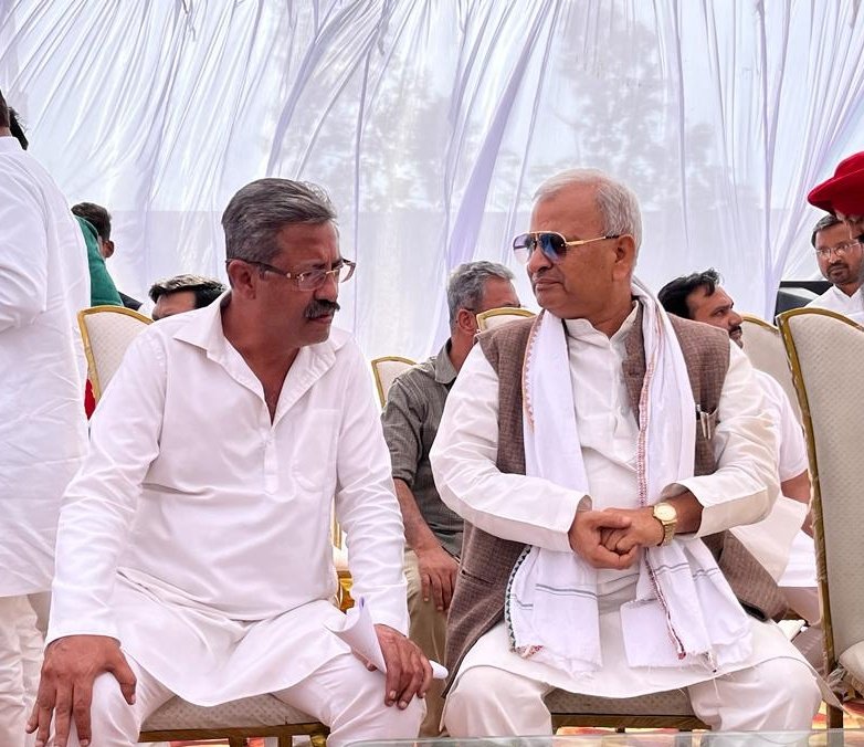 jcbabaspn's tweet photo. आज हमारे प्रतिष्ठान प्रसादपुर ब्लॉक खुटार शाहजहाँपुर मे समाजवादी पार्टी के प्रदेश अध्यक्ष मा.नरेश ऊत्तम पटेल जी ने शाहजहांपुर-पीलीभीत विधान परिषद चुनाव मे प्रत्याशी के समर्थन मे कार्यकर्ता सम्मेलन को सम्बोधित किया।
@samajwadiparty 
@yadavakhilesh
@NareshUttamSP https://t.co/uZCQssBSBt