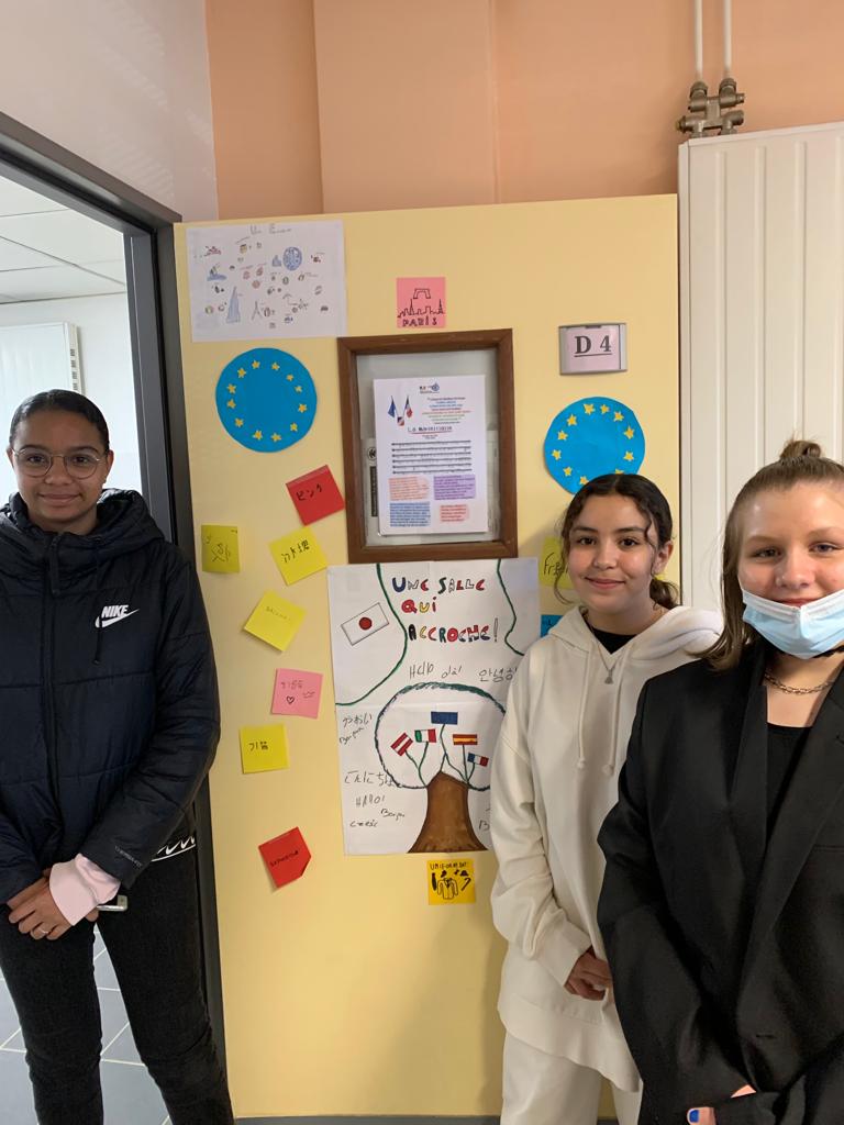 CBrignoles's tweet photo. Les 5è ont réfléchi à la thématique "Vivre l'Europe, s'ouvrir au monde" et vous proposent leur #PostItWall ⤵️ https://t.co/oiaisGubUL