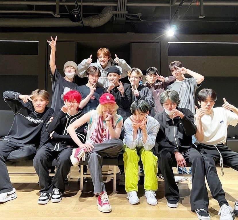 TeumeAlwaysVIP's tweet photo. GDRAGON WITH TREASURE!!!!! WAHHH MY BABIES 

I ALMOST CHOKED 

#BIGBANG_StillLife #TREASURE #bigbang #gdragon https://t.co/F247bGliE7