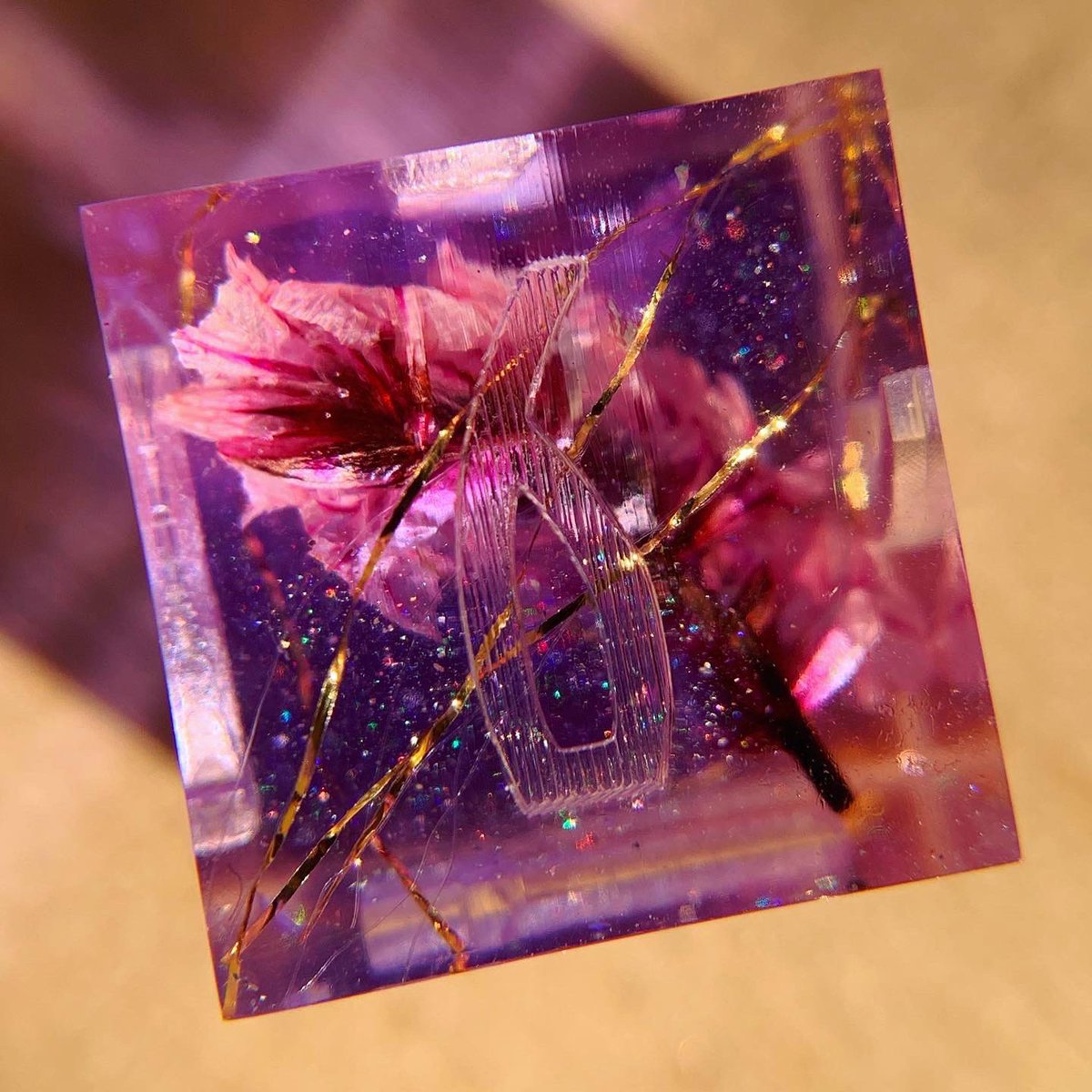 Just so you know! There are still commission slots and Amore preorder slots available on the website! 

hexbladespurse.com 🗡💖