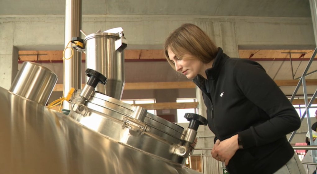 BX1_Actu's tweet photo. Une bière collaborative brassée à la Brasserie de la Senne au profit de l’Ukraine https://t.co/IWHzwZzdn5 https://t.co/9PRrSfdHb8