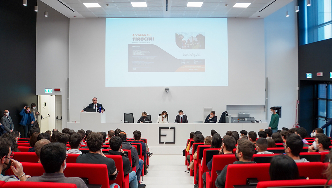PoliTOnews's tweet photo. #PoliTo e @AncePiemonte insieme per la formazione dei futuri ingegneri edili: è stato presentato presso l’Energy Center l’accordo sottoscritto per incentivare l’attivazione di tirocini curricolari

➡️https://t.co/Jtwm8idDj1

#PoliFlash https://t.co/jarcf8hh0a