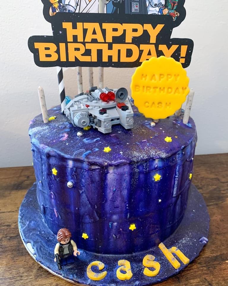 kateboss21's tweet photo. Hey @MarkHamill, what do you think of my @starwars cake?!

#StarWars #LEGO #LEGOStarWars # https://t.co/gexjAOa4iT