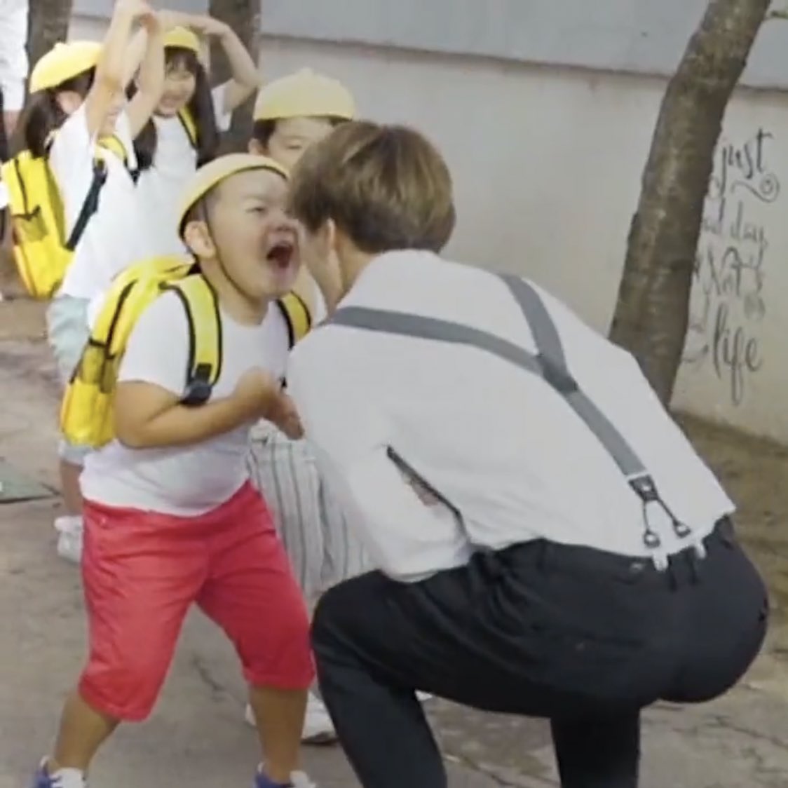 findbts_'s tweet photo. Eu fico toda boba vendo os vmin com crianças. Jimin todo pitico fazendo o garotinho sorrir e o Taehyung todo feliz de companhia com a neném porque ela é russa e não fala coreano. Eles vão ser pais incríveis 🥺 https://t.co/J94aG885Yq