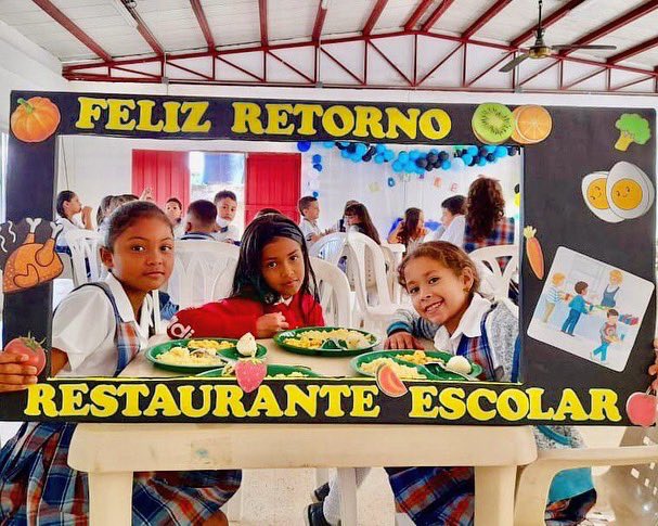 InclusionAnt's tweet photo. #SomosInclusión | ¡Estas sonrisas y caritas son TODO para nosotros! 🍎👧🏻👦🏽🍌Desde el hermoso municipio de Remedios, reconocido por su minería, nos envían estas imágenes del feliz retorno del Programa de Alimentación Escolar, que impacta a más de 5.660 estudiantes de la localidad. https://t.co/XEYkHZmVyJ