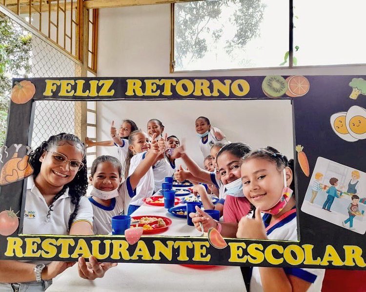 InclusionAnt's tweet photo. #SomosInclusión | ¡Estas sonrisas y caritas son TODO para nosotros! 🍎👧🏻👦🏽🍌Desde el hermoso municipio de Remedios, reconocido por su minería, nos envían estas imágenes del feliz retorno del Programa de Alimentación Escolar, que impacta a más de 5.660 estudiantes de la localidad. https://t.co/XEYkHZmVyJ