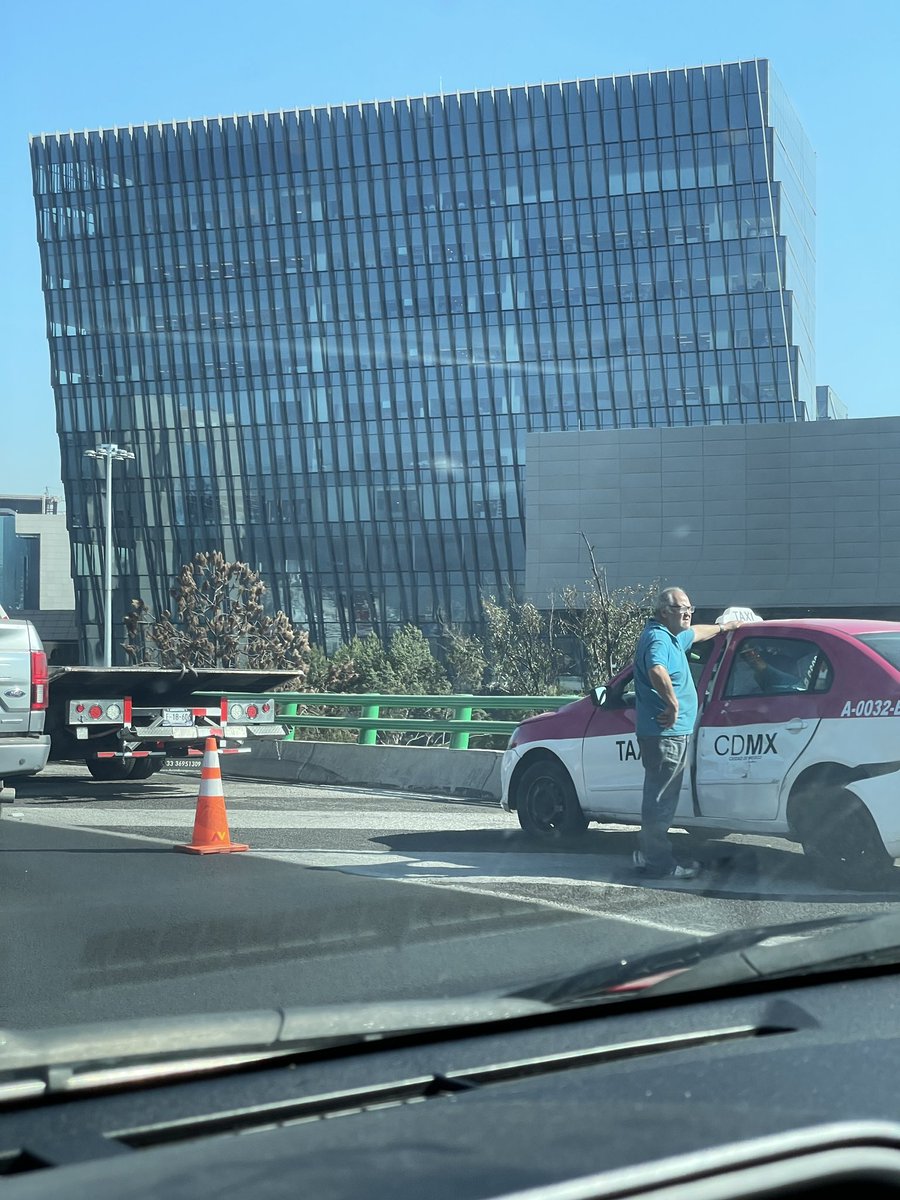 Chrisisimo's tweet photo. Detenido autopista urbana sur por choque a la altura de plaza artz https://t.co/35mcloRNwu