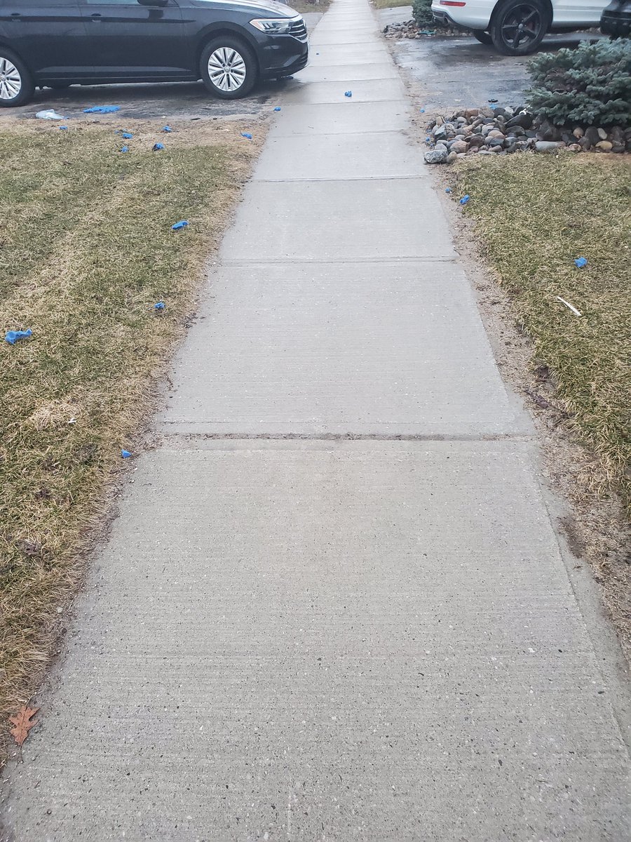 juansanchez404's tweet photo. Hi @cityofbarrie, I don't know if this is for you or not but on the 202 Livingstone East the ocuppants always leave the garbage out. It gets destroyed into the neighborhood homes, streets and manholes. https://t.co/yFhrn2yEmY