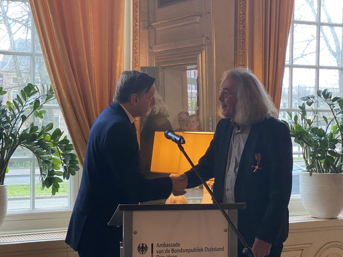 GermanyinNL's tweet photo. Heute wurde Dirk Mulder, dem ehemaligen Direktor von @kampwesterbork , vom 🇩🇪Botschafter in Den Haag das Bundesverdienstkreuz überreicht."U heeft een waardevolle bijdrage geleverd aan het internationale historische bewustzijn en de 🇩🇪🇳🇱 toenadering" @CdkDrenthe https://t.co/9kKkHBCWej