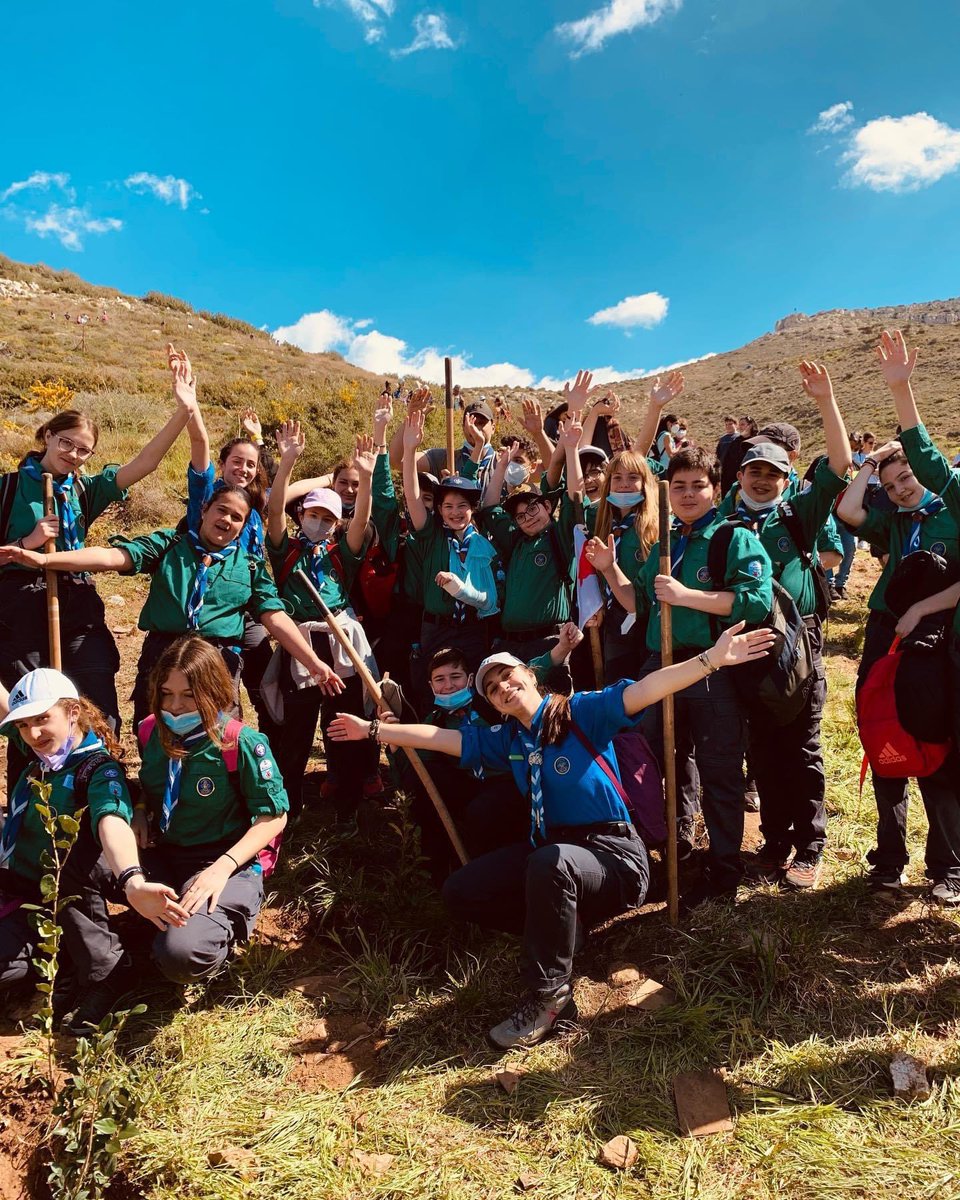 Πάνω από 700 άνθρωποι συγκεντρώθηκαν σήμερα στην Ηλιούπολη/ Υμηττό για δείξουν την αγάπη τους στο βουνό της πόλης μας και να συνδράμουν στην προσπάθεια, ενώ την ίδια στιγμή μέλη της ομάδας μας φυτεύανε στην Λίμνη Εύβοιας, στις Ροβιές και στην Αργυρούπολη.🌳🌳

#we4all #family