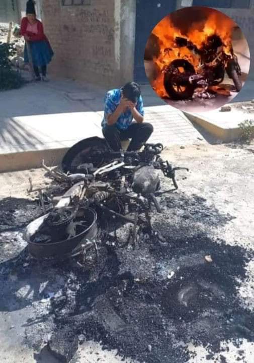 karivit's tweet photo. Dentro de tanta crisis les tengo una buena noticia: Se ubicó a uno a los que le quemaron la moto en Huánuco 😔 Wilmer Corne Ramos y su enamorada recién iban por la 4ta cuota pero muchos huanuqueños lo están apoyando y la empresa Motorshow le va a dar una nueva moto mañana🥺🙌 https://t.co/7rnw4or39h