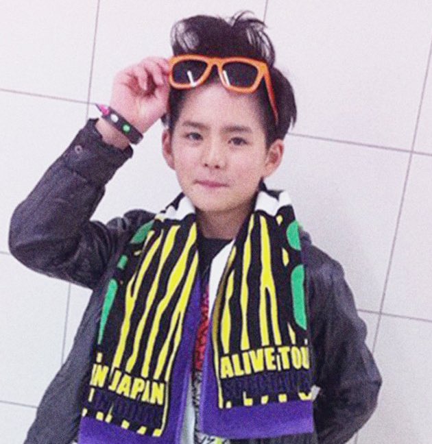 princeyoshi____'s tweet photo. from smol yoshi attending bigbang's concert in japan to actually being an idol and sitting beside his gdragon sunbaenim 🥺 he must be so happy rn! successful fanboy indeed. @treasuremembers @YG_GlobalVIP https://t.co/AopLFwc284