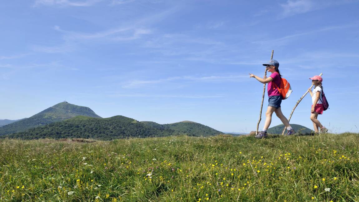 RelaisdesPuys's tweet photo. ✔️ Ce "haut lieu tectonique", situé à l'ouest de Clermont-Ferrand dans le parc des volcans d'Auvergne, regroupe une collection de sommets aux formes pures, très peu érodés, sur un axe nord-sud d'environ 32 km de long et 4 km de large ! 🌋 
🖥 https://t.co/k5EWk8f7JK https://t.co/Q81onVBj2V