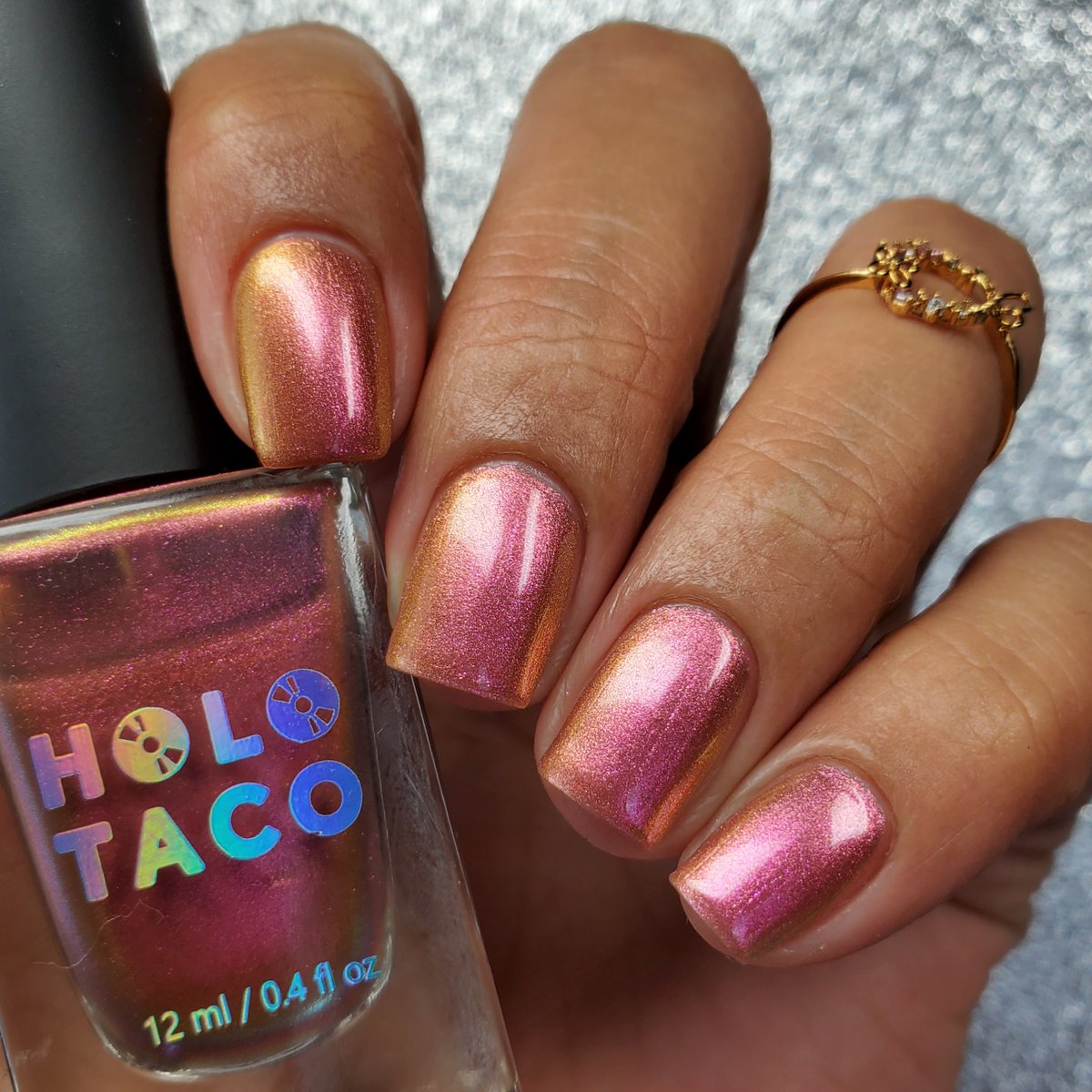 holotaco's tweet photo. Reality is overrated โ We'll take a Sunset Simulation โ๏ธ๐ This multichromatic shade glows through tones of rose-pink and amber. ๐งก
1๏ธโฃ @jackiemonttnail
2๏ธโฃ nails_by_yatyara
3๏ธโฃ @nailogical
4๏ธโฃ a_painted_queen
#sunsetsimulation #holotacolitemode #holotaco ๐ฟ๐ฎ https://t.co/SIEDChnETo