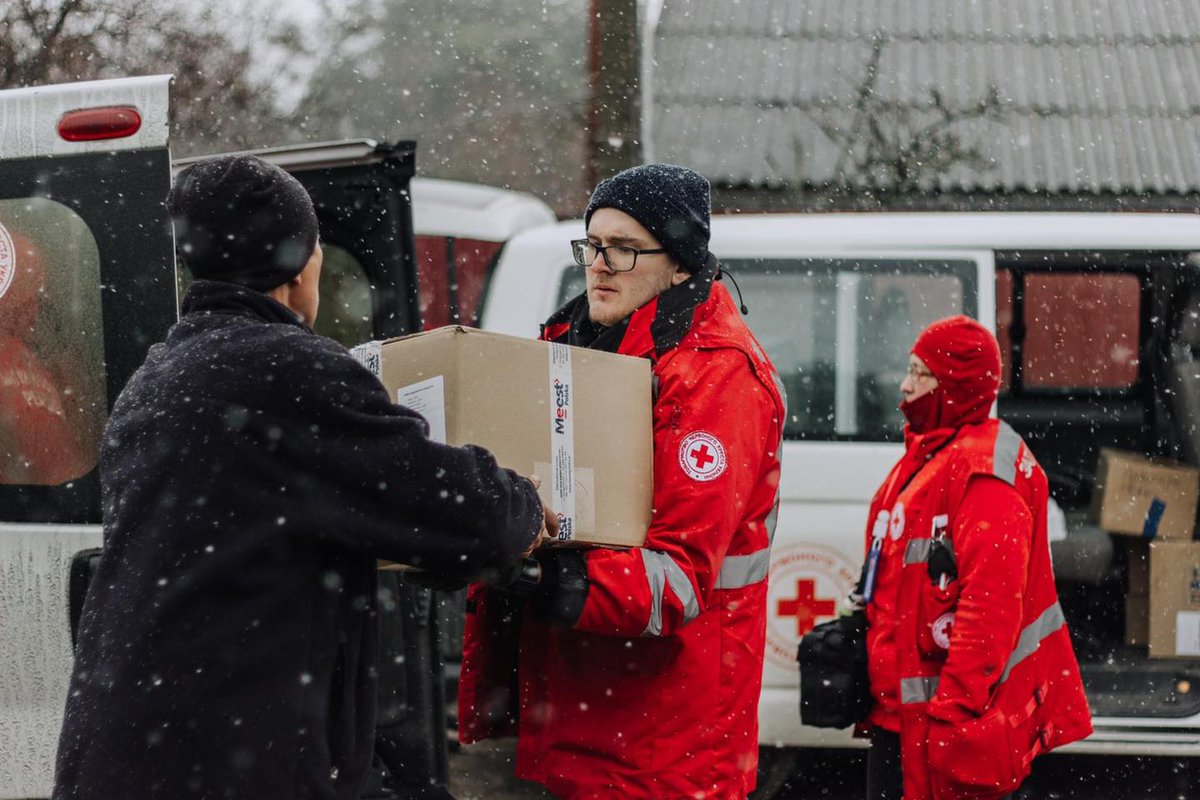 Ukrainian Red Cross delivered 2 tons of food to places in Kyiv region that were the main hotspots: Kozarovychi, Demydiv, Lytvynivka, Pyliavy, Bohdaniv. Medicine was delivered to the local hospital. Part of the territory is mined, so passage for volunteers is difficult. #Ukraine