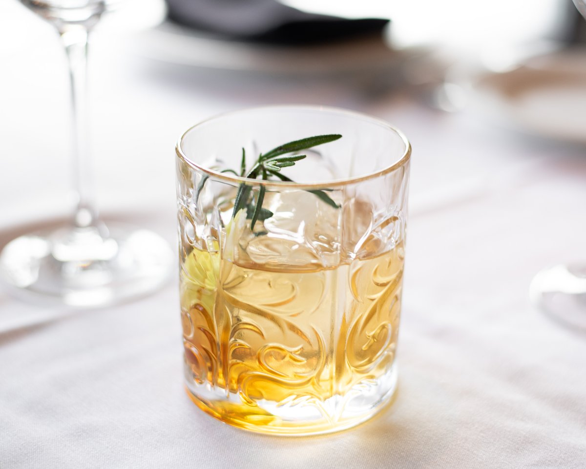 BUT FIRST, COCKTAILS 😏 like if you agree!