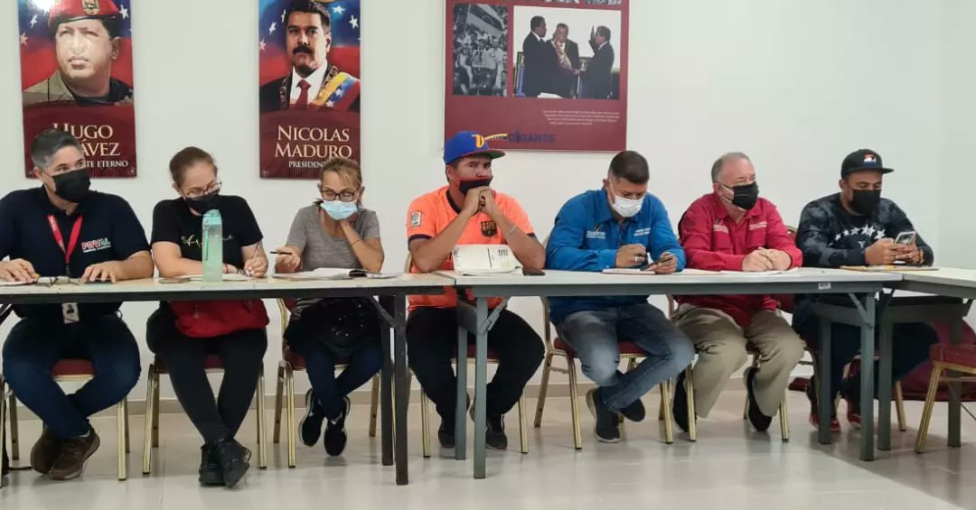 freddyjserrano's tweet photo. REUNIÓN CON EL ESTADO MAYOR DE ALIMENTACIÓN...
#CLAP
@psuv_ne 
@psuvisladecoche 
@vielmamorajg 
@kendygraterol 
@doilyhernandezm 
@nedinesa 
@nicolasmaduro
@dcabellor 
@juanchula450 
@fundacionsocialcoche 
@pdval_oficial 
@fundaproaloficial 
@mercaloficial 
@minppal_ministerio https://t.co/qG86I1q3Tv