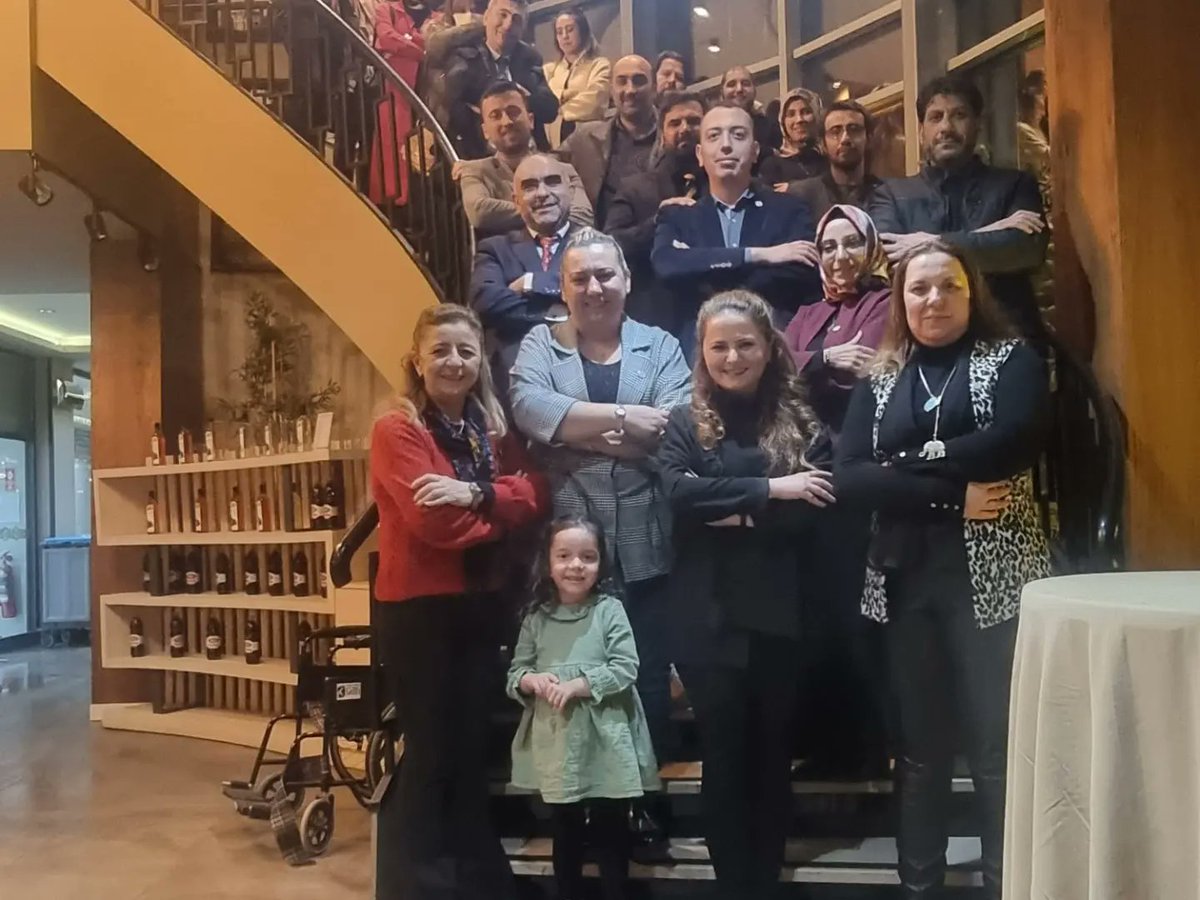 Kocaeli Gebze, Dilovası ve Körfez bölgesinden Eğitimcilere EYUDER - ULEDEF tanıtım toplantısı için iftar yemeğinde bir araya gelindi.
Katılım sağlayan ve emeği geçen herkese teşekkür ederiz.