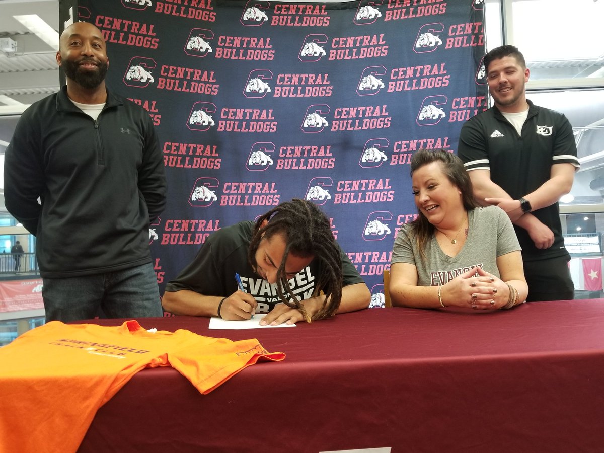 PitCentralHS's tweet photo. STILL a great day at Central on yet another Signing Day as All-State hurdler Deverin King commits to Evangel University Track &amp; Field.

#BulldogProud of D!His future is limitless! #HardWorkPaysOff in #BulldogNation!

@_deverin https://t.co/NIOMxOD9Ev