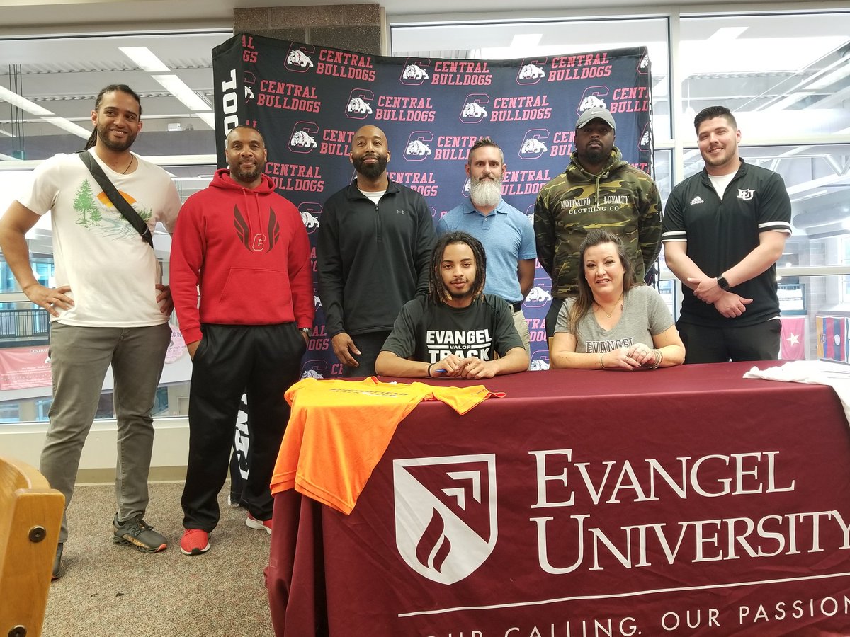 PitCentralHS's tweet photo. STILL a great day at Central on yet another Signing Day as All-State hurdler Deverin King commits to Evangel University Track &amp; Field.

#BulldogProud of D!His future is limitless! #HardWorkPaysOff in #BulldogNation!

@_deverin https://t.co/NIOMxOD9Ev