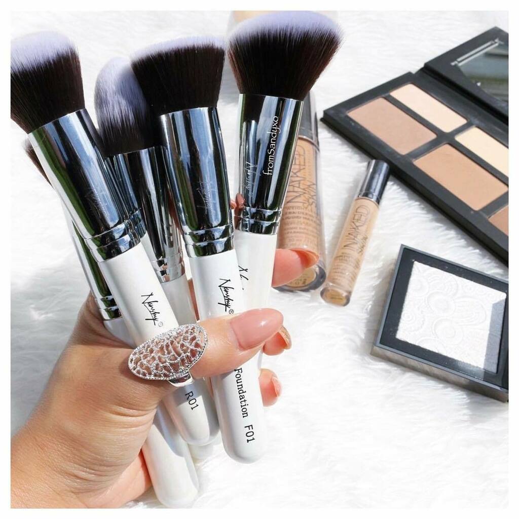 NanshyOfficial's tweet photo. The essentials for your flawless makeup look. Face makeup brushes from the Pearlescent white Collection.β β
Thank you @fromsandyxo for this beautiful picture πππβ
#nanshy #nanshybrushes #foundationmakeup #foundationroutine #makeupofinstagram #makeupessentials #facebrush #β¦ https://t.co/8d6Ng4yawj