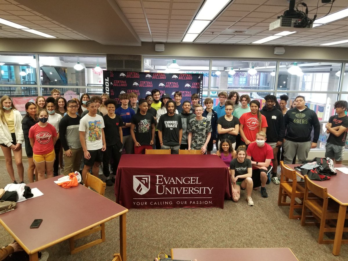 PitCentralHS's tweet photo. STILL a great day at Central on yet another Signing Day as All-State hurdler Deverin King commits to Evangel University Track &amp; Field.

#BulldogProud of D!His future is limitless! #HardWorkPaysOff in #BulldogNation!

@_deverin https://t.co/NIOMxOD9Ev