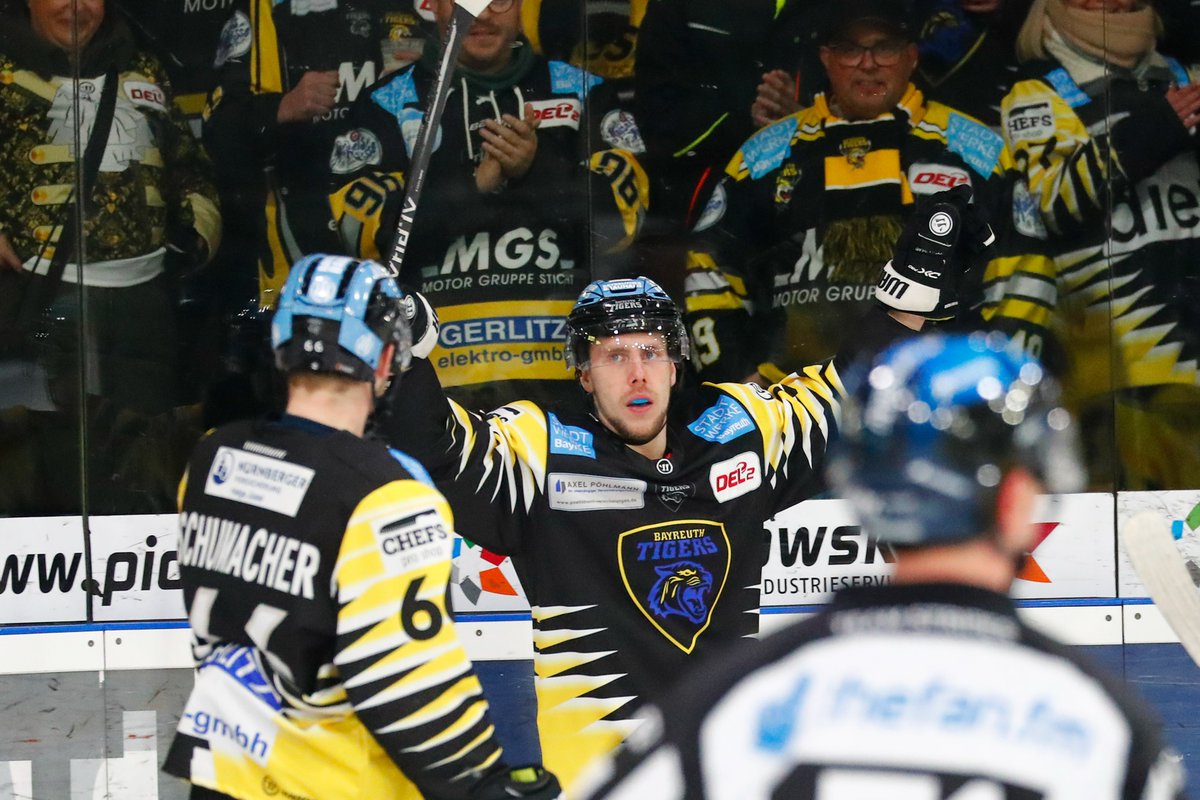 DEL2_News's tweet photo. Serienführung für #Bayreuth: Die #Tigers gewinnen gegen die @toelzerloewen mit 6:0. Timo Herden bejubelte dabei einen Shutout.
Foto: Pressefotograf Kolb #del2 #HerzblutEishockey #bttect https://t.co/l1dmQbgJgt