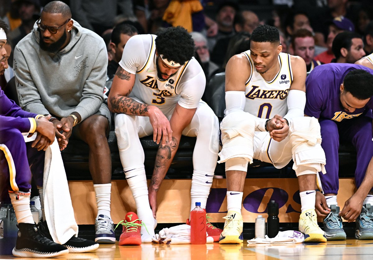 BleacherReport's tweet photo. Lakers will be eliminated from contention for the play-in tournament tonight if:

-they lose to Suns
AND
-Spurs beat the Nuggets https://t.co/9rYMXB3Rhm