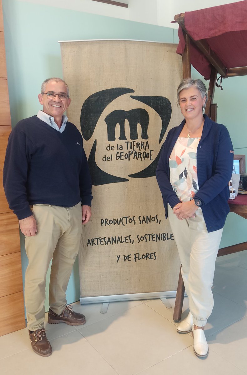 CuatrodeJulia's tweet photo. Alfajoreros!😃
Hoy en mi querido Flores fue el lanzamiento de la Marca de Certificación de la Tierra del Geoparque ®️
Gracias @FloresIDF @cm_lawyers @sembrandouy  por hacer posible que los emprendedores tengamos éste sello que nos hace producto identitario del departamento❤️ https://t.co/5Y4g7ppkcc