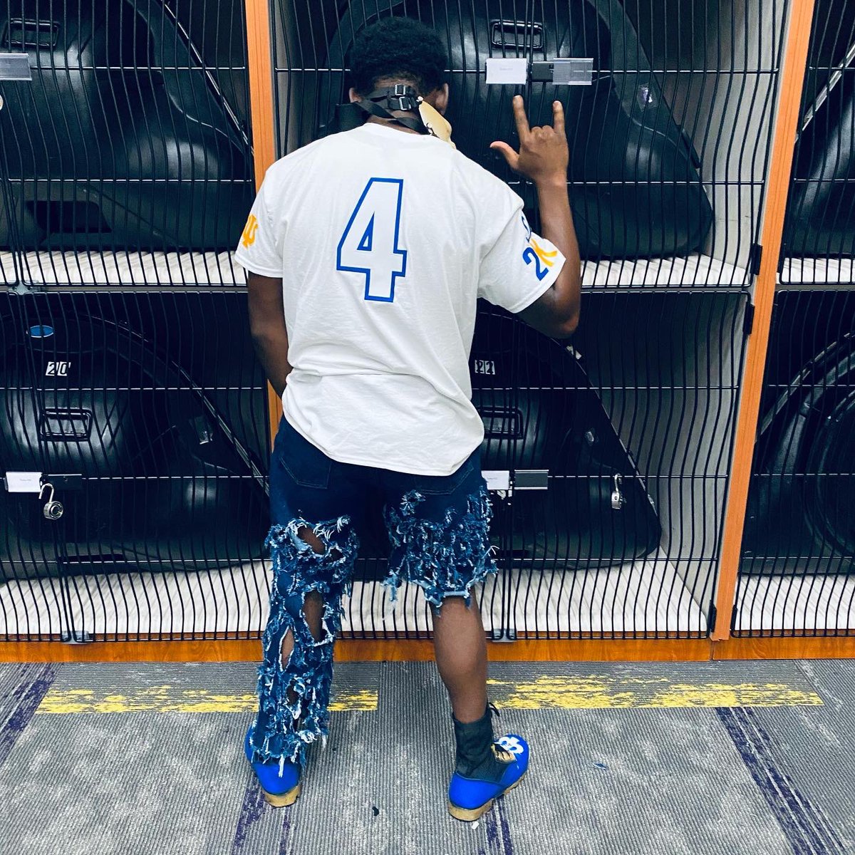 jvsimm's tweet photo. Finally FREE 🤟🏾🔱
•
ΔΨ
SPR. 22 “CAESURA”
#4KKlub
a.k.a “VertebrAEA” 🚹
•
#pvamu #deltapsi #kkpsi #marchingstorm #spr22
📸: @q_shotit https://t.co/ISvWnWhZlj