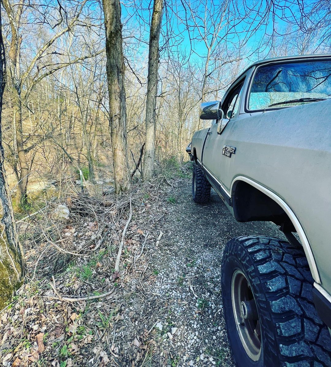 bloom_movies's tweet photo. So, Orlando posted on his ig some pics from the set of the 'Red Right Hand' which means that he has started filming in the movie. https://t.co/Lwb6wjLA5Z