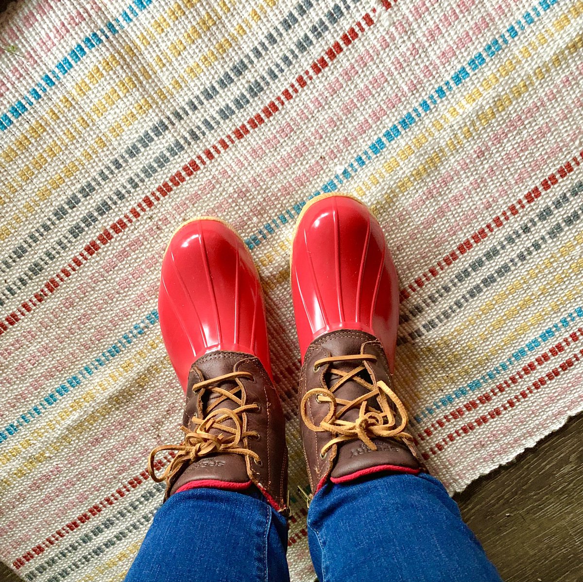 ismilefirst's tweet photo. It’s such a gloomy, rainy day today, I needed this pop of color on my feet to brighten my mood. 🌈
What’s your favorite way to brighten up a gloomy day? ☔️

#duckboots #sperrys #whatiworetoday #nashvillecontentcreator #rainydayfashion #ltkunder50 #popofcolor #boots https://t.co/KSUKMu9juD