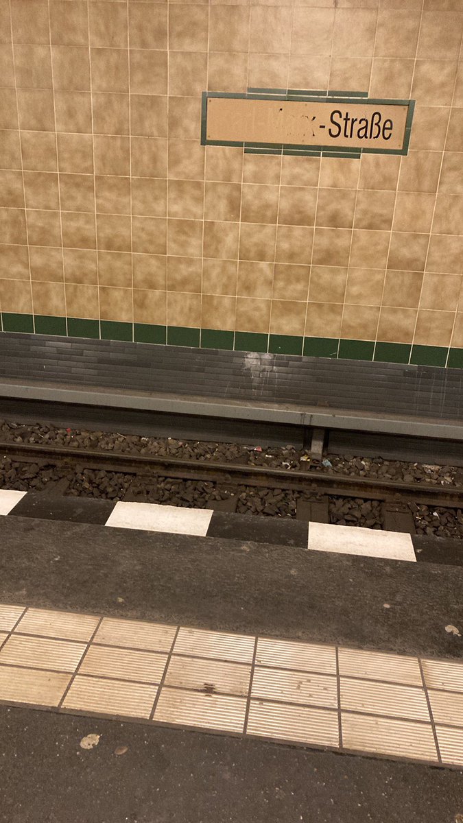 Það er ekki mikið að gerist á Karl Marx strasse það er till étt “erasesur” á Derridas hátt. Mjög heimspekilegrar  spyrning er marx ennþá til?