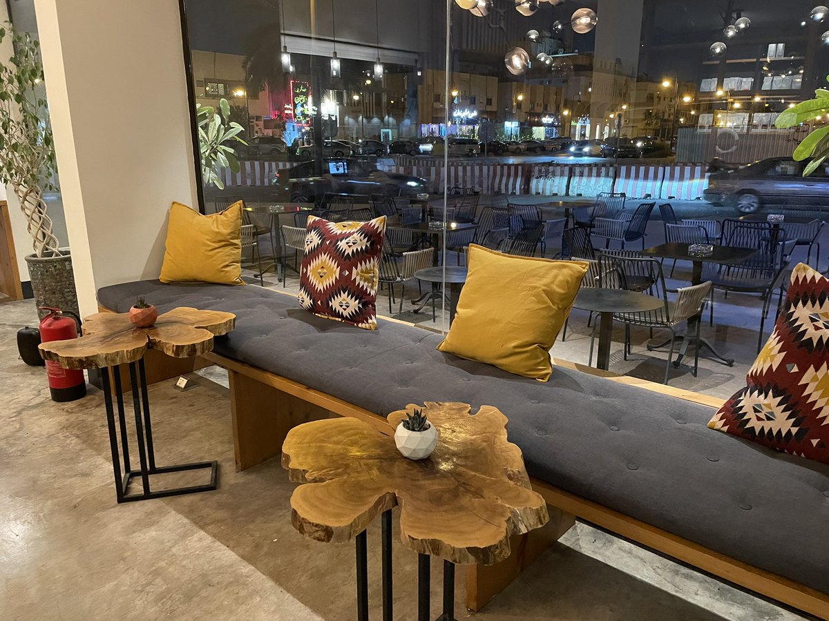 Riy_coffeeholic's tweet photo. قهوة اليوم كانت في @dunncoffeesa | الورود 📍

https://t.co/fhNmsIXsHb

القهوة تصميمها جدا جميل وعصري 🤩 أشوفه من أكثر الأماكن المناسبة للعمل والقراءة ١٠/١٠، القهوة كانت جدا لذيذه وفي الراس ١٠/١٠ ☕️🤤، العاملين في الكوفي أسلوبهم جدا راقي ويقابلونك ببشاشة وحب 😍❤️ https://t.co/YNOAVoYOYV