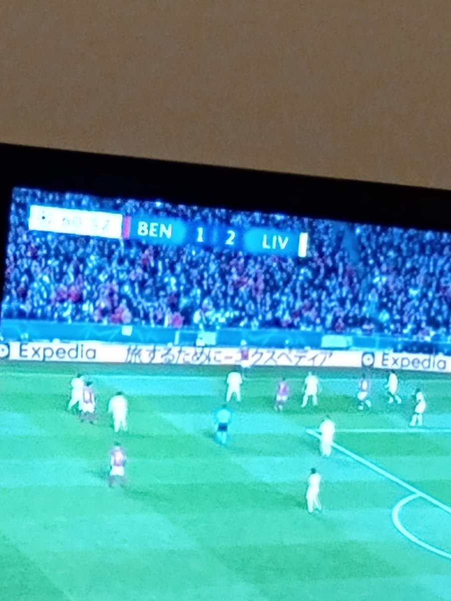 ash_tag8's tweet photo. @BenAffleck &amp; @LivTyler in action tonight at the @StadiumOfLight @slbenfica_en @LFC #ChampionsLeague https://t.co/eAJRdviPvm