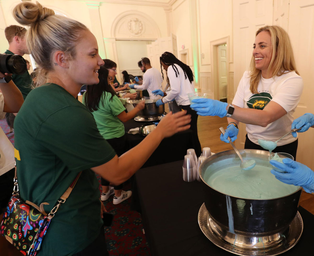 The best hour of the week, on the best day of the year! #SicEm 🐻🍨

(And thanks for joining us for #BaylorDia Dr Pepper Hour, <a href="/NickiCollen/">Nicki Collen</a>!)