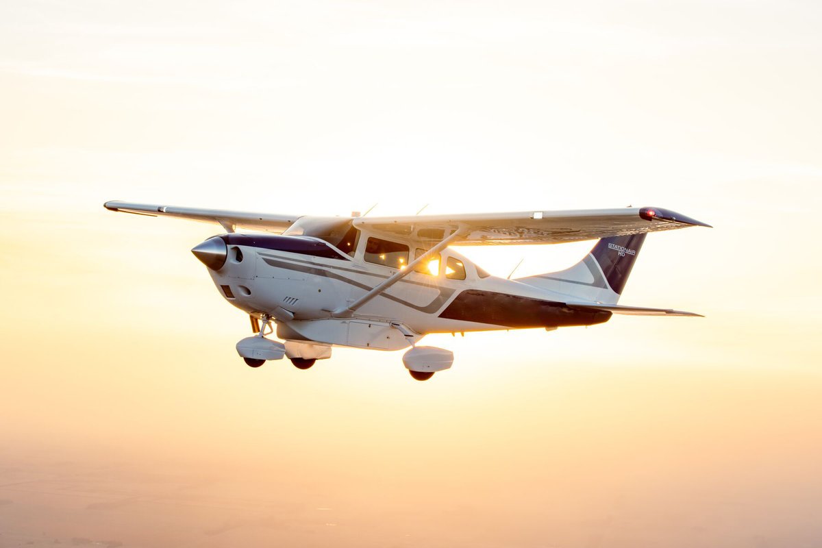 Cessna's tweet photo. Flying at golden hour never gets old 🔥

#FlyCessna #aviation https://t.co/PbOUFvATPD