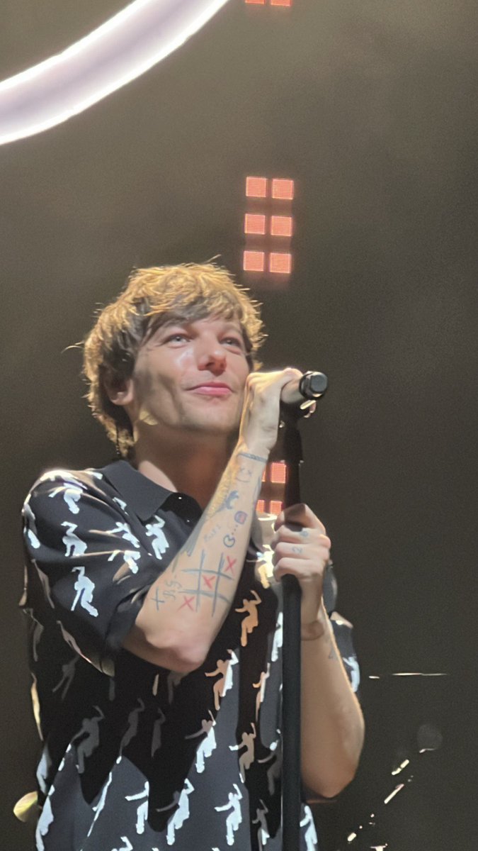 projalivebr's tweet photo. 📸| A beleza desse homem, meu Deus! #LTWTParis

© xorainbowlouis https://t.co/QiO8W3IHxu