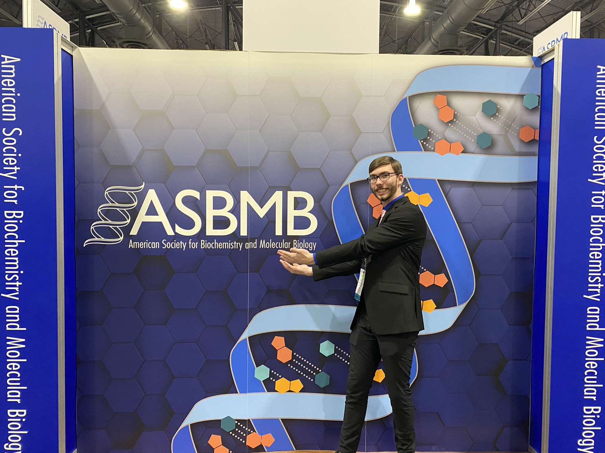 lucaskramer21's tweet photo. Had an awesome experience presenting our biomodeling research project yesterday at the #expbio2022 conference! We even got to meet one of the scientists who's research we studied and based our project on! @ASBMB https://t.co/YGseUqYWEC