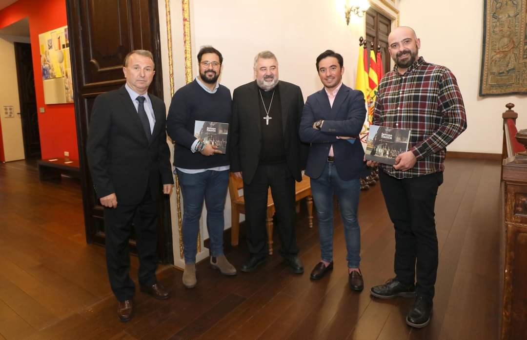 jvisus's tweet photo. 📰 Hoy he sido invitado junto al torero @imanolsanchez, muy querido en la ciudad, por el reconocido fotógrafo zaragozano @Jorge_Sese en la presentación de su libro: La Semana Santa de Zaragoza. Creado junto al periodista @LMGABAS y editado por @periodicoaragon

📷 Ángel de Castro https://t.co/E4RU6KVJB3