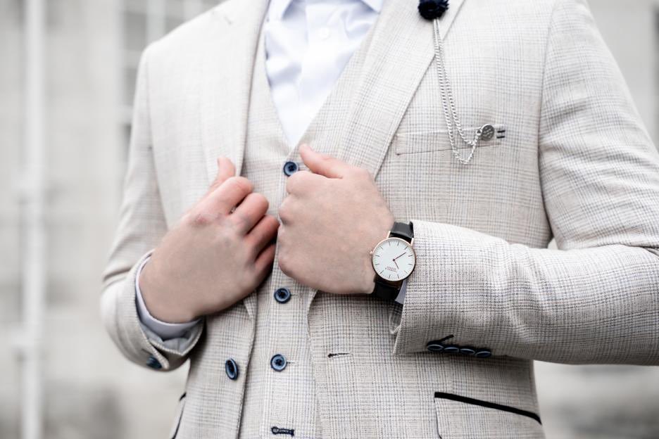 Bakersfield Black - a minimal watch that compliments your style when wearing a suit. #mensfashion