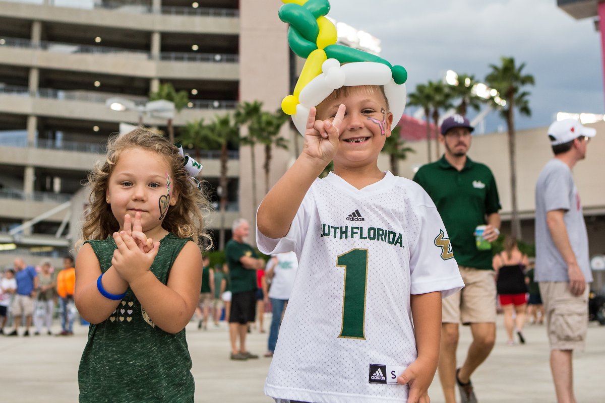 USFAthletics's tweet photo. We can't wait to see all of this energy back at Ray Jay this Saturday! 

Gate's open at 5pm for a FREE and fun filled night!

#HornsUp🤘| #USFSpringGame https://t.co/wCVjKPpRoC