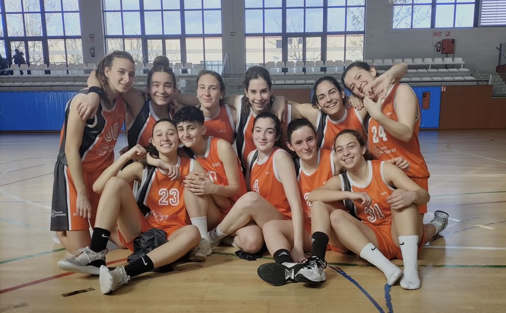 safaclaror's tweet photo. RESULTATS | 🏆 C.c. Junior Femení 1r. Any
@cbbanyoles 3️⃣9️⃣
#JrFem 7️⃣1️⃣
💬 Partit amb un to defensiu i ritme molt elevat des del primer minut de tot l'equip.
#SafaClaror | #ForçaSafa https://t.co/GgoAmoMeNd