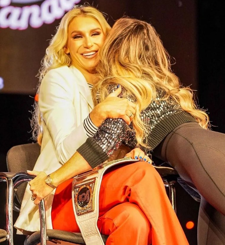 If a wrestling legend like Trish stratus recognize and says Charlotte flair is definitely one of the greatest wrestlers/superstar of all time, who the hell are you to say she is not? 
Queens recognize queens
Legends support legends 
The best knows the best https://t.co/1rKYrj4LQD