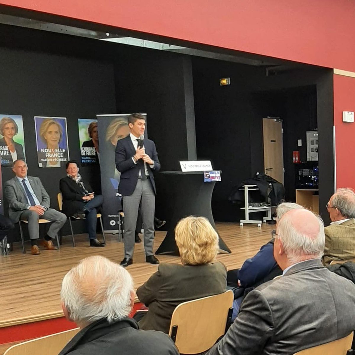 manomartin's tweet photo. Avec @MaximeMinot réunion de soutien à @vpecresse en présence de @xavierbertrand et @AurelienPradie à #nointel : deux discours très complets sur le programme de #valeriepecresse , les valeurs que nous défendons, nos différences et surtout l’honneur en politique ! @republicains60 https://t.co/hfgt8grFbi