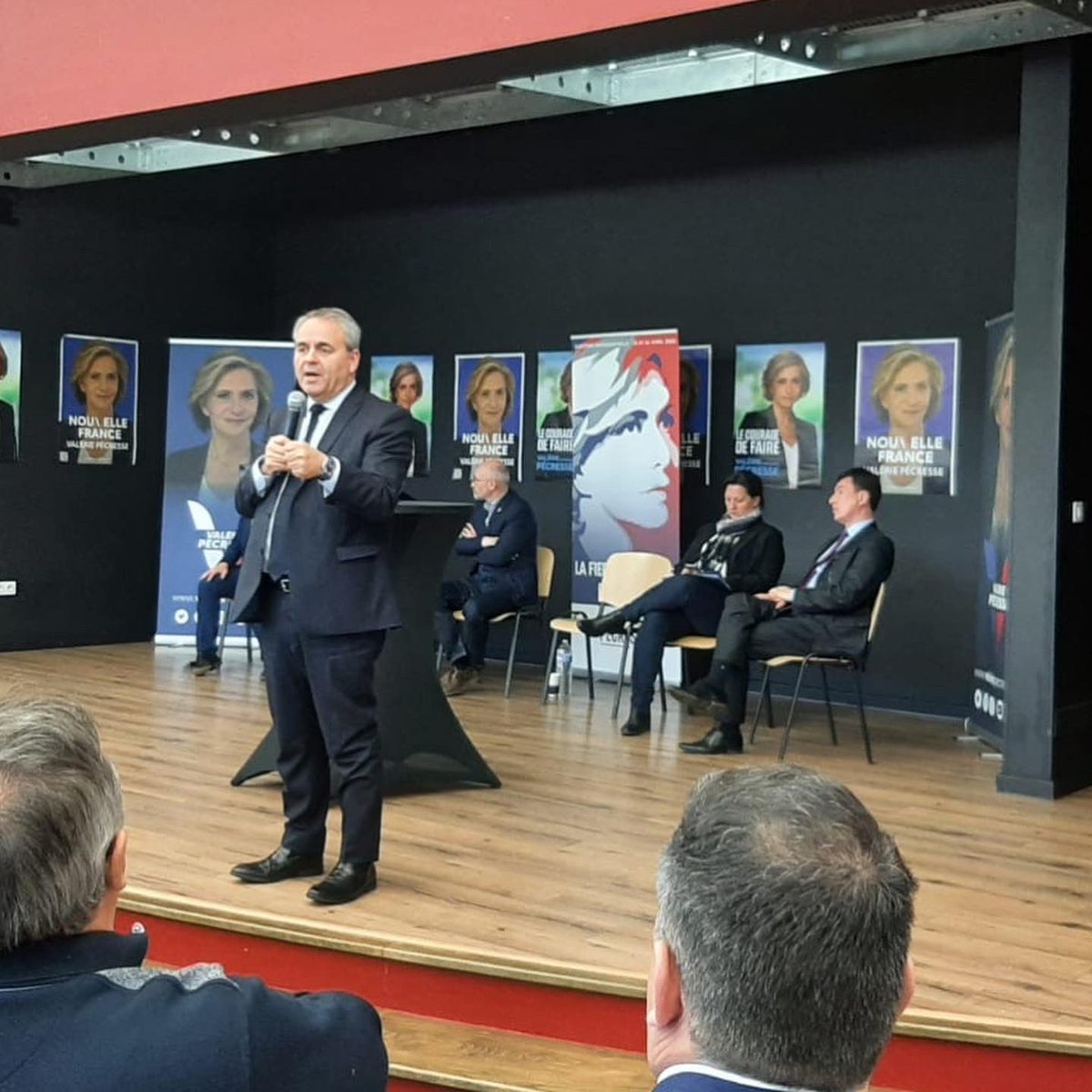 manomartin's tweet photo. Avec @MaximeMinot réunion de soutien à @vpecresse en présence de @xavierbertrand et @AurelienPradie à #nointel : deux discours très complets sur le programme de #valeriepecresse , les valeurs que nous défendons, nos différences et surtout l’honneur en politique ! @republicains60 https://t.co/hfgt8grFbi