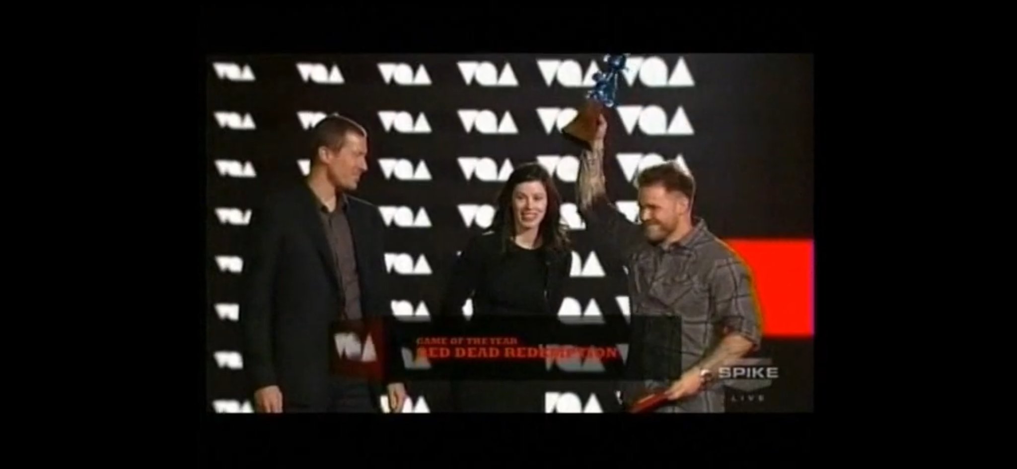 Jennifer Kolbe recebendo o prêmio de jogo do ano para Red Dead Redemption em 2010.