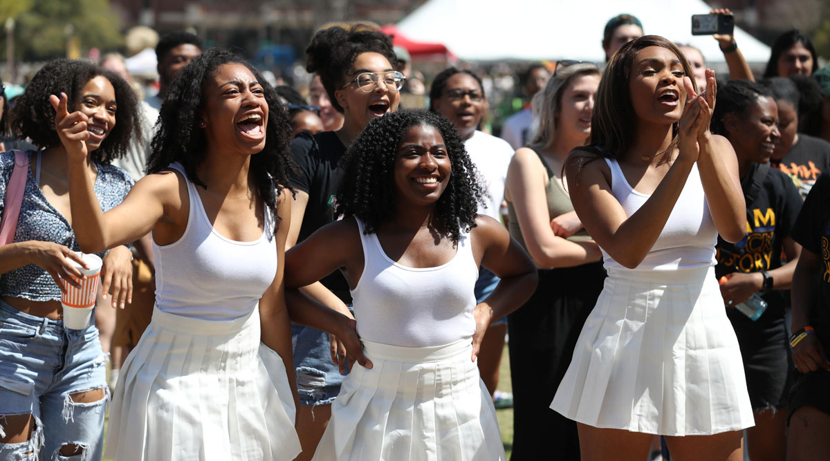 Thanks for bringing the energy to the #BaylorDia stage today, <a href="/Baylor_NPHC/">Baylor NPHC</a>!