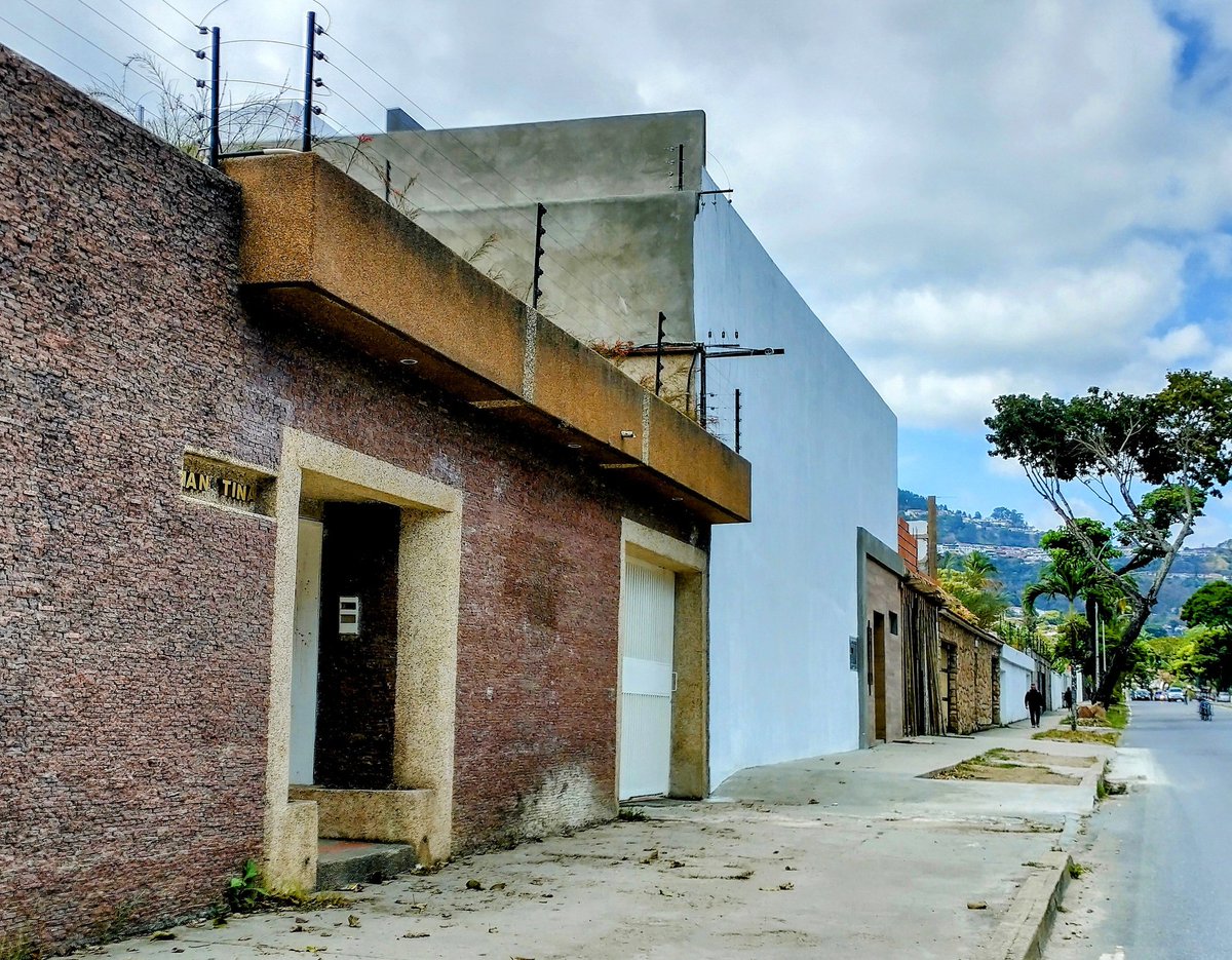 asopraes's tweet photo. La desaparición de las inspecciones y sanciones de Ingeniería Municipal @AlcaldiaBaruta, sin límites para los violadores de la ley, ha dado paso a la anarquía. Así se destruye una urbanización, un municipio y un país. Los muros también deben respetar normas. Altura denunciada ¿Y? https://t.co/4QSp5U6CRH
